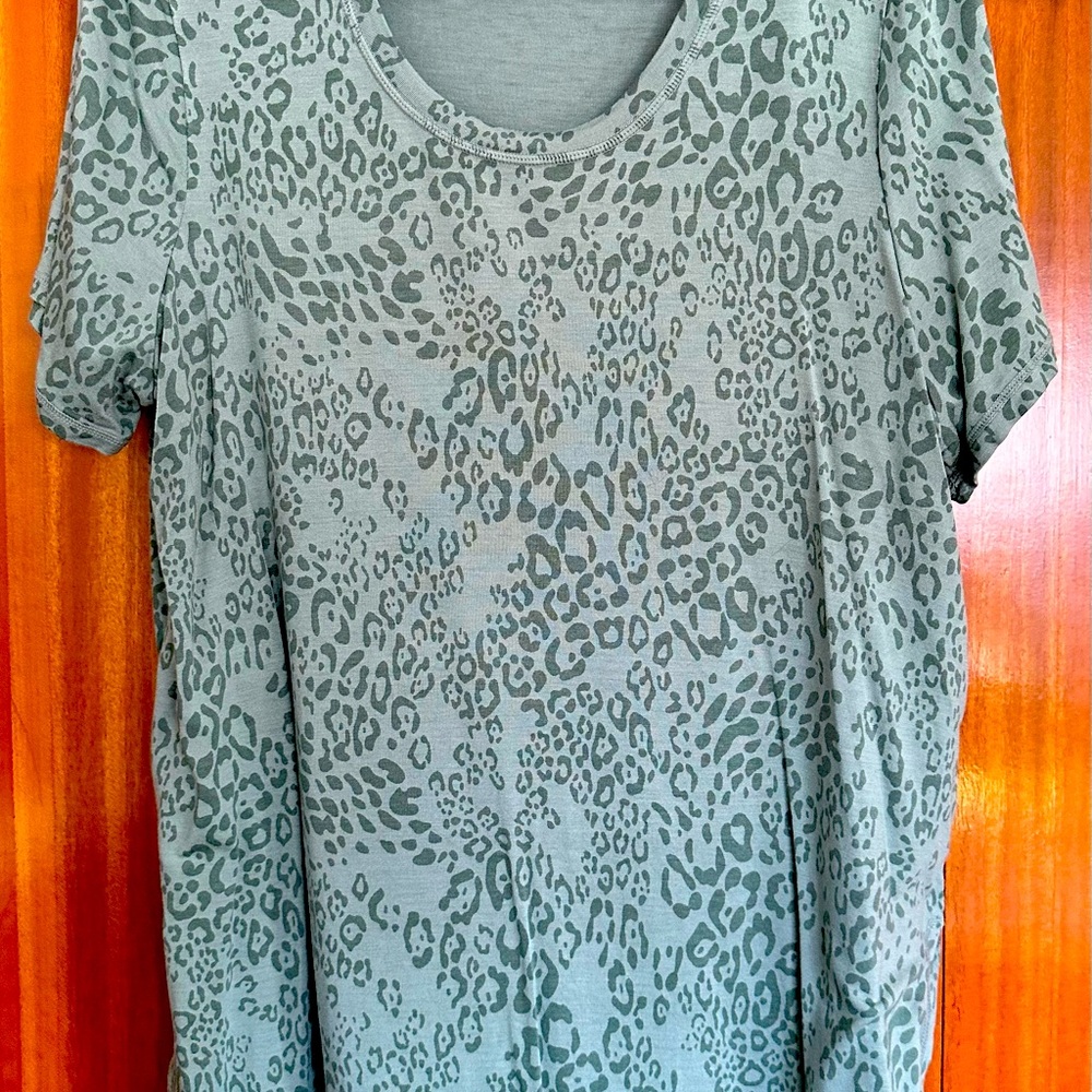 Pennington green leopard print t-shirt. Size 1X. Details in the photos.